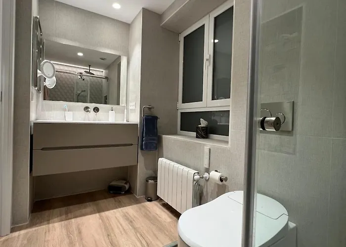 Bright Spacious Luxury Apartment